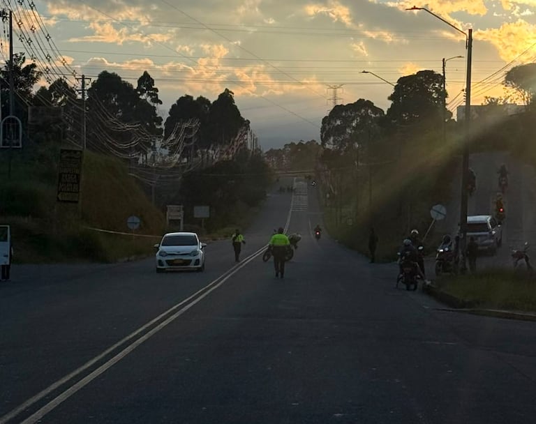 En la capital del Cauca, las autoridades cierran un tramo de la Variante Norte luego que sujetos dejaran abandonado un cilindro.