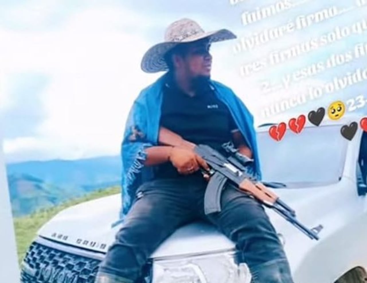 De acuerdo con inteligencia militar, este hombre era señalado de participar y coordinar múltiples acciones terroristas en el departamento del Cauca, entre ellas el secuestro de un suboficial del Ejército en noviembre de 2025, la instalación de talleres clandestinos para la fabricación de explosivos, la adecuación de motocicletas y vehículos bomba en Argelia, así como ataques con drones y artefactos explosivos contra tropas y la Fuerza Pública.