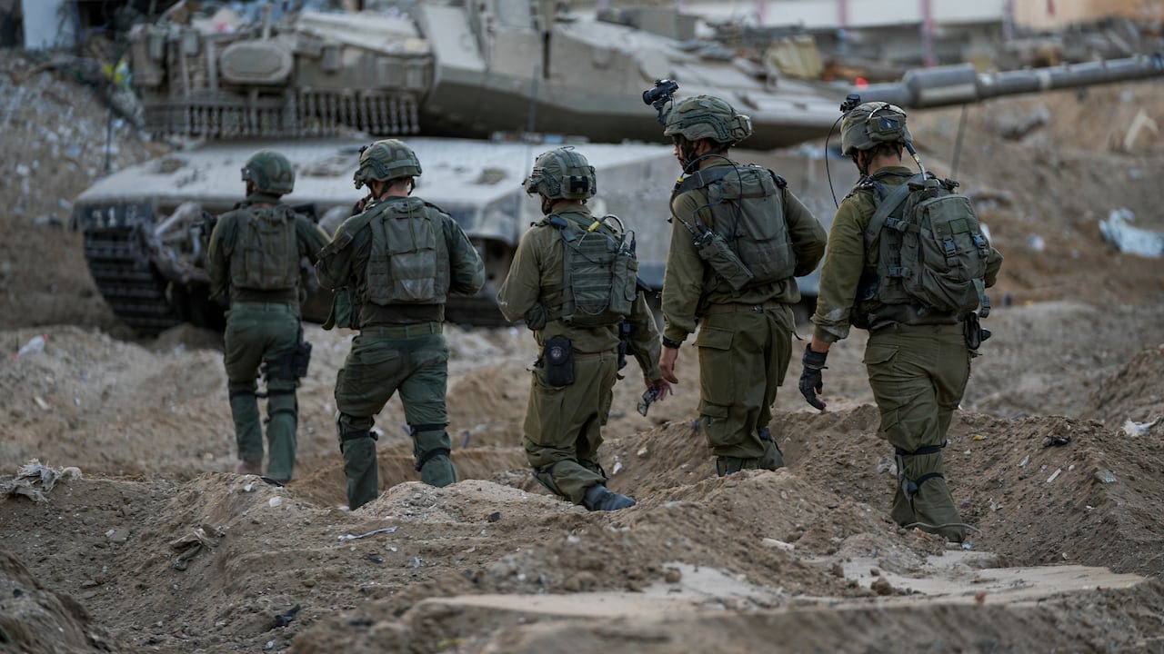 Se ven soldados israelíes durante una operación terrestre en la Franja de Gaza, el miércoles 8 de noviembre de 2023.