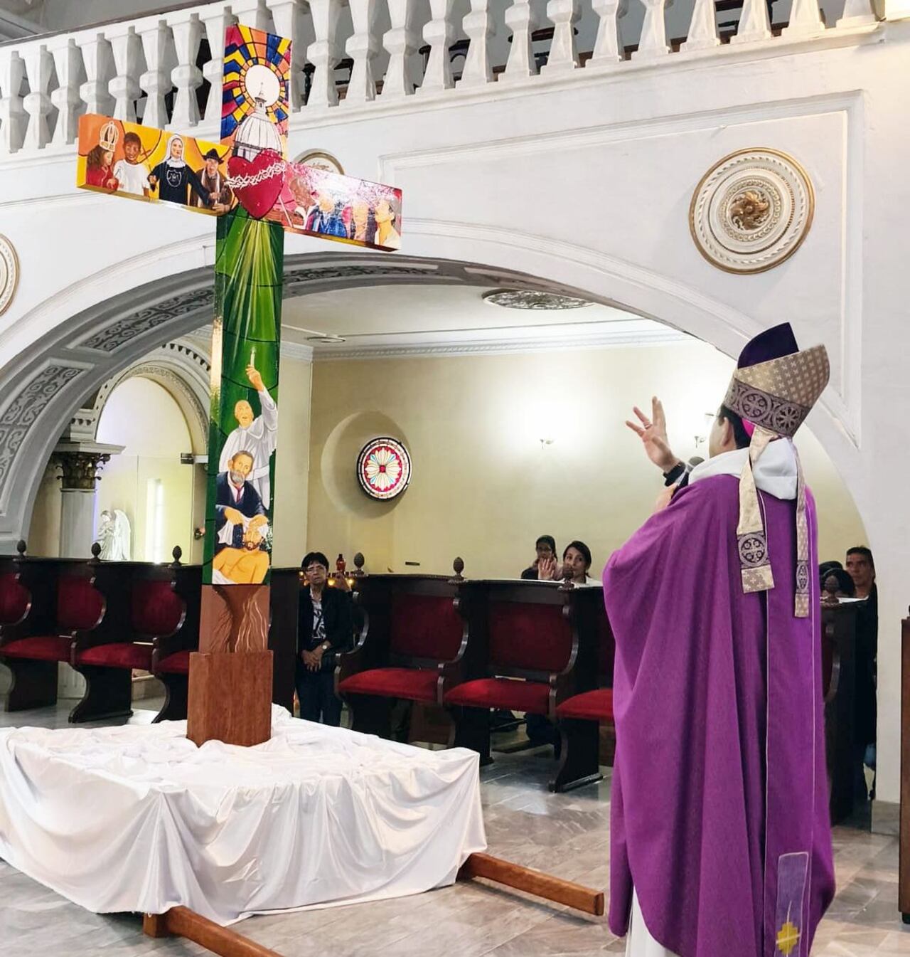 La Cruz es el signo más poderoso del cristianismo, símbolo del amor redentor de Cristo, fuente de esperanza y camino de paz para toda la humanidad. En esta exposición, presentamos una cruz en forma de vitral, una expresión artística majestuosa en la Iglesia que trasciende lo estético para comunicar una profunda verdad teológica y espiritual.
