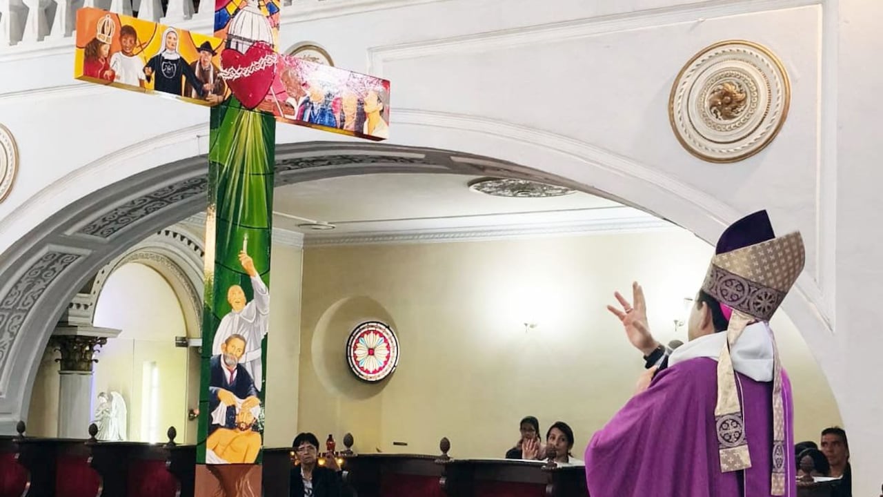 La Cruz es el signo más poderoso del cristianismo, símbolo del amor redentor de Cristo, fuente de esperanza y camino de paz para toda la humanidad. En esta exposición, presentamos una cruz en forma de vitral, una expresión artística majestuosa en la Iglesia que trasciende lo estético para comunicar una profunda verdad teológica y espiritual.