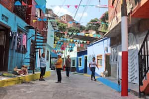 – La ruta Isabel Pérez se inicia en el renovado parque de La Nave y finaliza arriba, en el sector conocido como El Hueco. En el tour trabajan 25 habitantes de la zona, entre líderes comunitarios y jóvenes. Cuentan con el apoyo de Compromiso Valle.