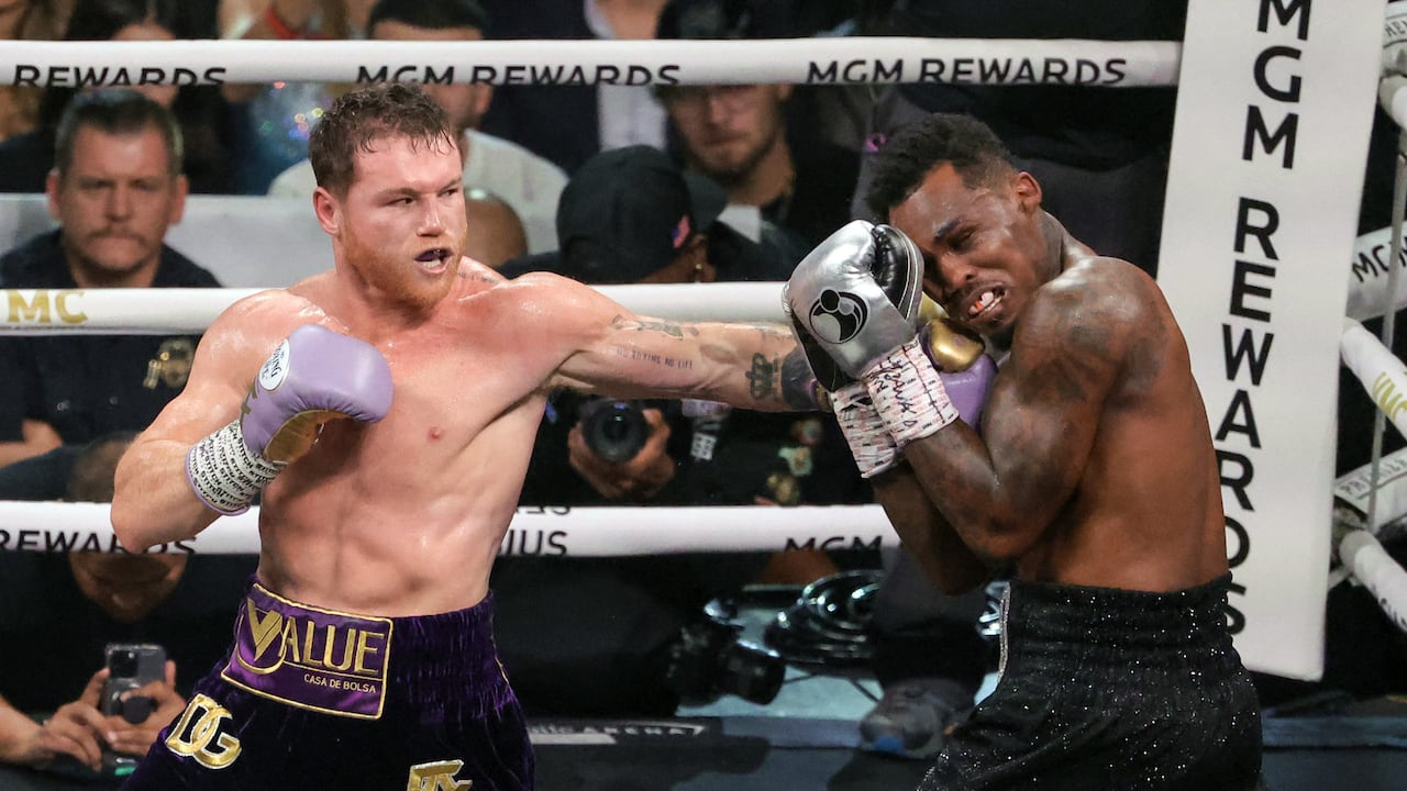 Saúl 'Canelo Álvarez (I) derrotó a Jermell Charlo en una de las peleas más promocionadas de la temporada del boxeo internacional.