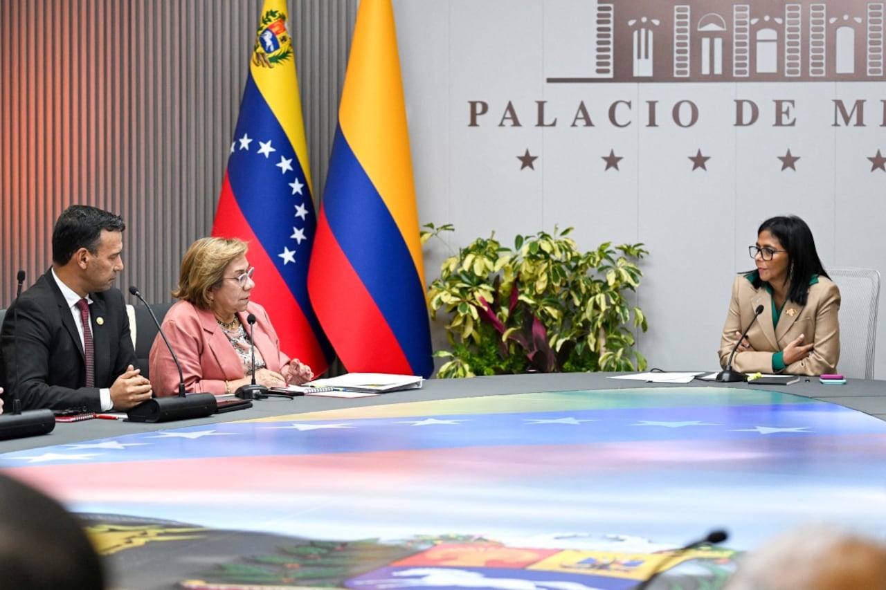 La presidenta interina de Venezuela, Delcy Rodríguez (derecha), se reúne con la canciller colombiana, Rosa Yolanda Villavicencio (centro), y el ministro de Defensa, Pedro Arnulfo Sánchez (izquierda), en el Palacio Presidencial de Miraflores, Caracas, el 13 de marzo de 2026.