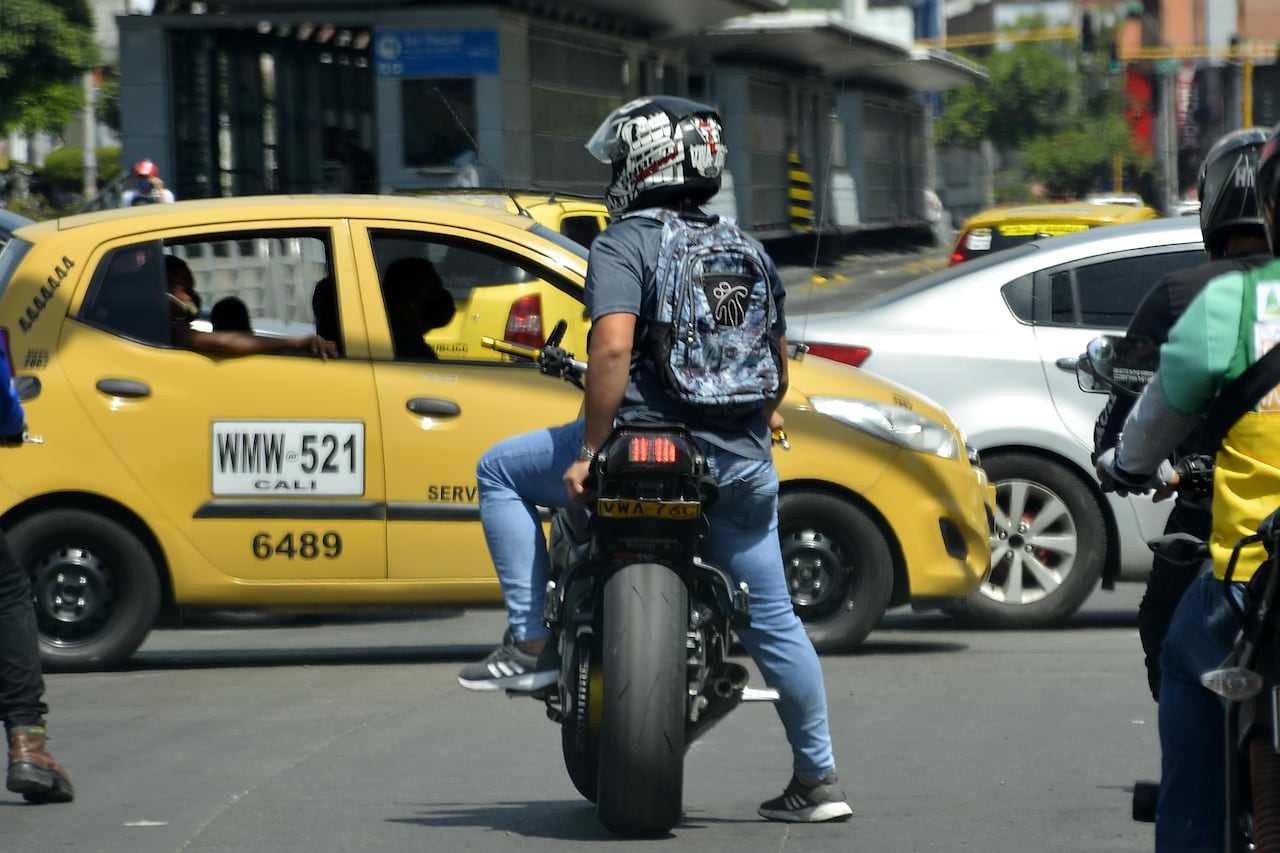 Infracciones de tránsito cometidas por motocicletas, que afectan la seguridad vial y la convivencia en Cali. Foto Jorge Orozco / El País,