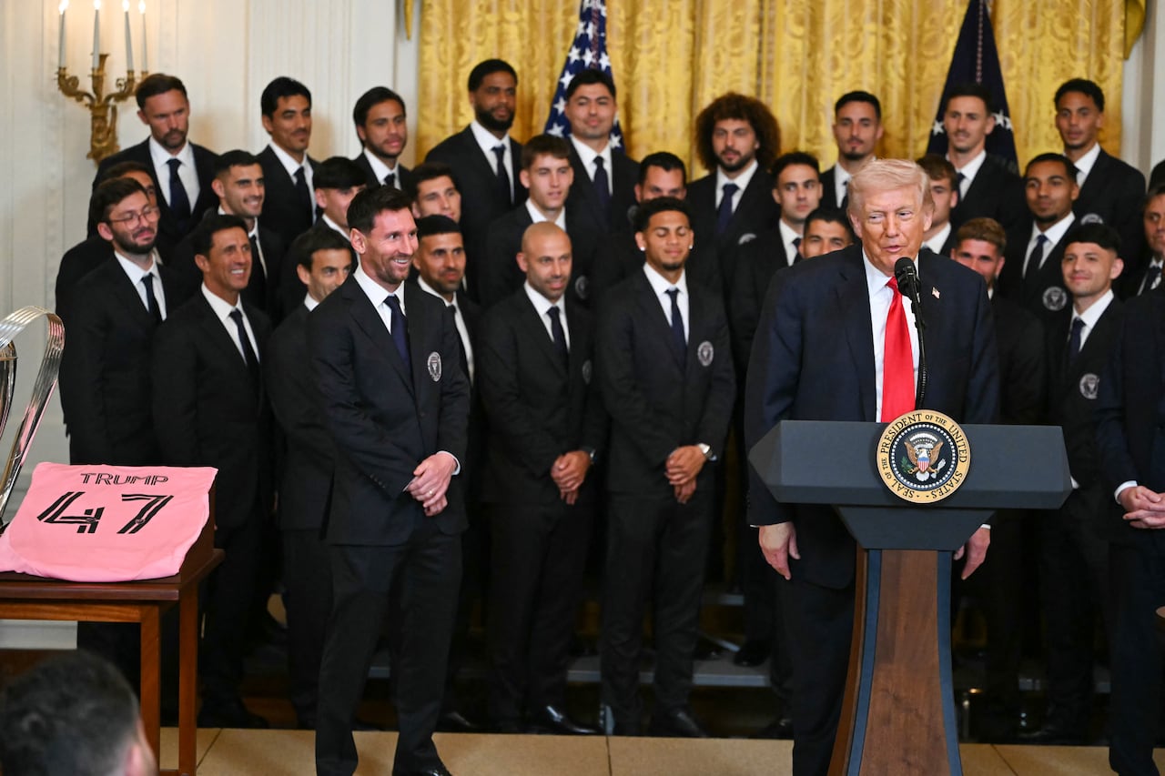 El presidente de Estados Unidos, Donald Trump, habla junto al astro argentino Lionel Messi durante un evento para el Inter Miami CF, ganador de la Major League Soccer Cup 2025, en el Salón Este de la Casa Blanca en Washington, DC, el 5 de marzo de 2026. (Foto de ANDREW CABALLERO-REYNOLDS / AFP)