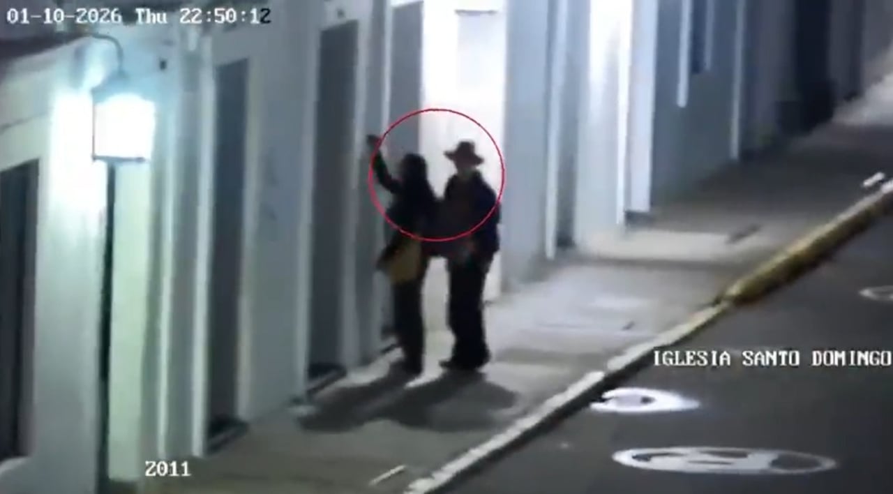 Captura de video difundida por estudiantes muestra parte de la intervención policial en inmediaciones de la plazoleta de Santo Domingo. En el registro se observa la reducción de un joven por parte de uniformados y se escucha su manifestación sobre una presunta asfixia, imagen que motivó la denuncia por posible uso excesivo de la fuerza.