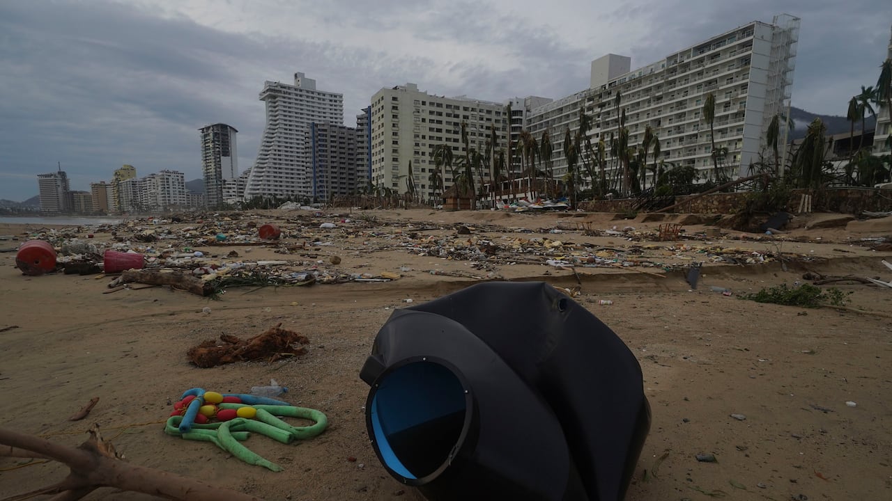 El huracán Otis arrasó la costa del Pacífico sur de México como una poderosa tormenta de categoría 5, desatando inundaciones masivas, devastando carreteras y dejando grandes franjas del suroeste. Estado de Guerrero sin luz ni servicio de telefonía celular. (Foto AP/Marco Ugarte)