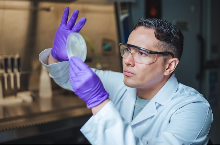 Pedro de la Torre es un científico barranquillero que ha desarrollado investigaciones en genética y audición.