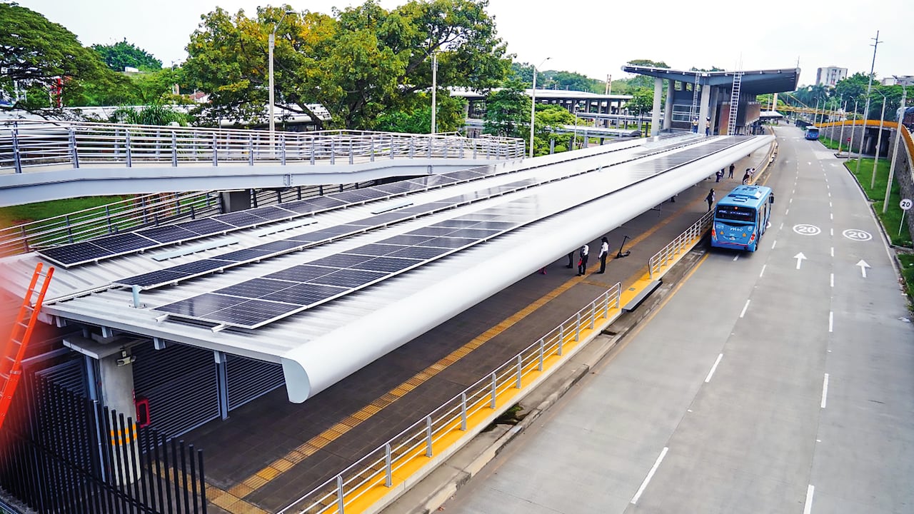 En la terminal Simón Bolívar del MIO se instalarán 2.074 módulos solares con una capacidad total de un megavatio.