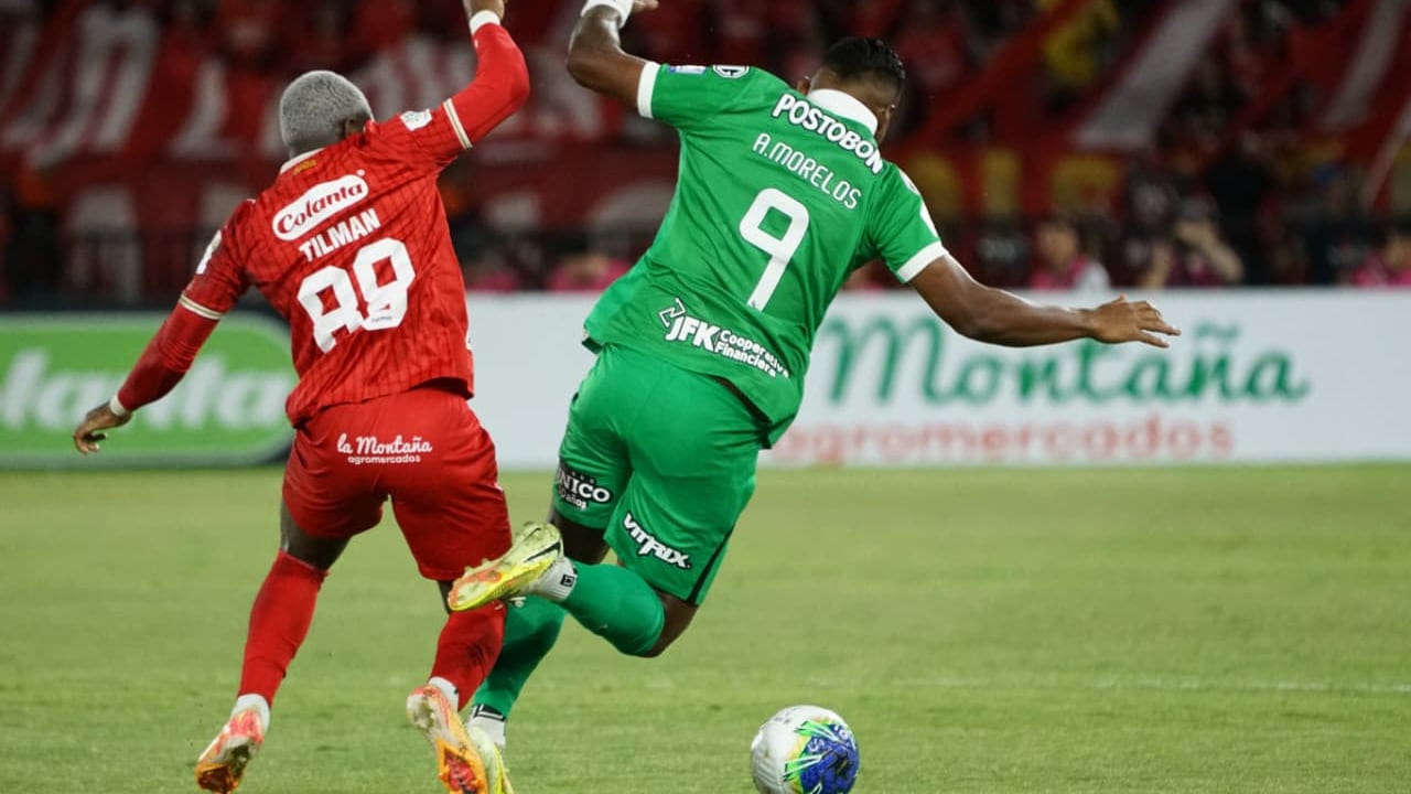 Alfredo Morelos (der.) en el clásico contra América de Cali por la Liga BetPlay 2026-ll.