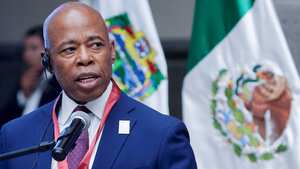 El alcalde de Nueva York, Eric Adams, pronuncia un discurso durante una reunión con migrantes, líderes comunitarios y alcaldes en Puebla, México.