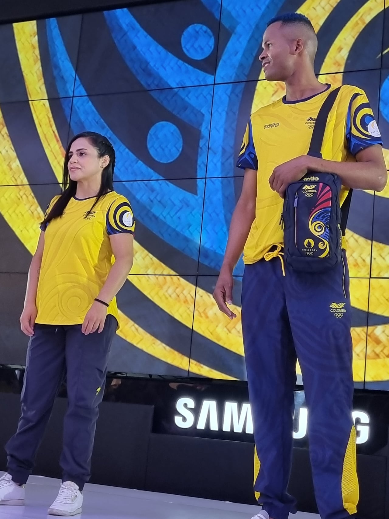 Camiseta amarilla que usarán los deportistas en la competencia.