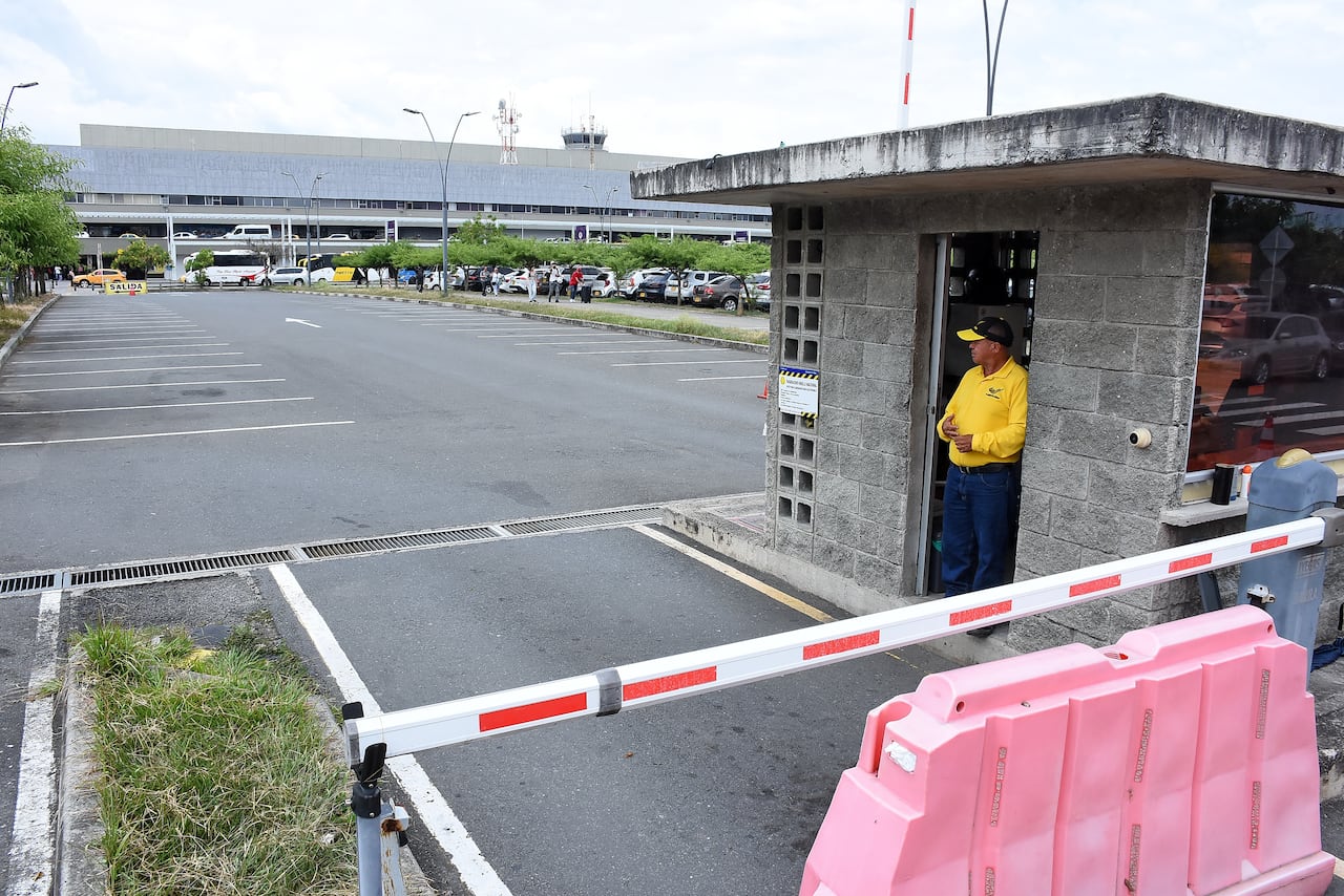 Parqueaderos Aeropuerto Alfonso Bonilla Aragón.