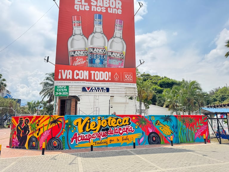 Las siete estaciones interactivas incluyen muestras de vestuario, degustaciones de agua e'lulo y espacios para compartir historias sobre la salsa caleña.