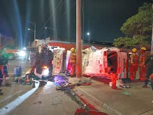 De acuerdo con uno de los dueños de la ambulancia, se trató de una ambulancia “pirata” que fue notificada de una accidente cerca de la zona del choque.