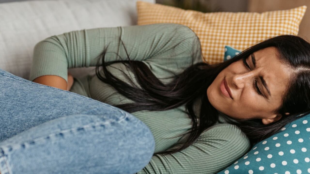 Consumir yogur griego de manera regular, ayuda a aliviar los problemas digestivos.