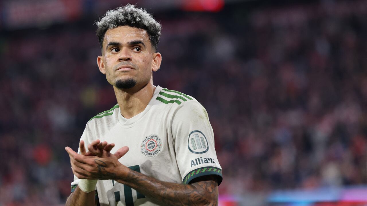 El delantero colombiano #14 del Bayern Múnich, Luis Díaz, reacciona durante el partido de la Bundesliga alemana entre el Bayern Múnich y el Werder Bremen en Múnich el 26 de septiembre de 2025. (Foto de Alexandra BEIER / AFP)