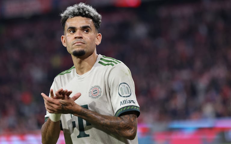 El delantero colombiano #14 del Bayern Múnich, Luis Díaz, reacciona durante el partido de la Bundesliga alemana entre el Bayern Múnich y el Werder Bremen en Múnich el 26 de septiembre de 2025. (Foto de Alexandra BEIER / AFP)