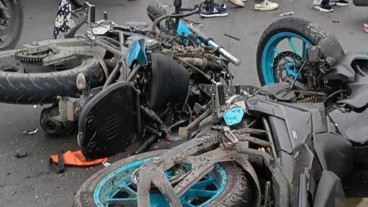 Lamentablemente, dos personas fallecieron a raíz del incidente que genera congestión vial en el sector. Integrantes de la Seccional de Tránsito y Transporte de la Policía en Bogotá detallaron en sus redes sociales que asignó unidades de criminalística para investigar este caso.