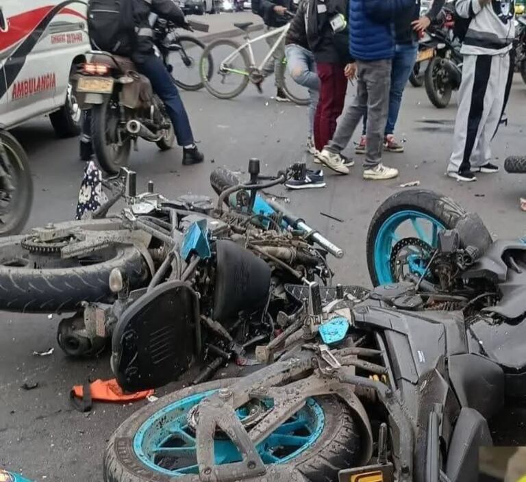 Lamentablemente, dos personas fallecieron a raíz del incidente que genera congestión vial en el sector. Integrantes de la Seccional de Tránsito y Transporte de la Policía en Bogotá detallaron en sus redes sociales que asignó unidades  de criminalística para investigar este caso.