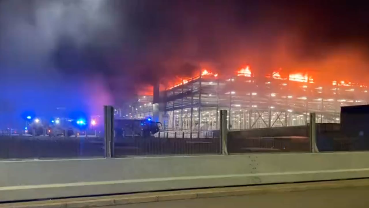 Incendio en el Aeropuerto de Luton, Londres.