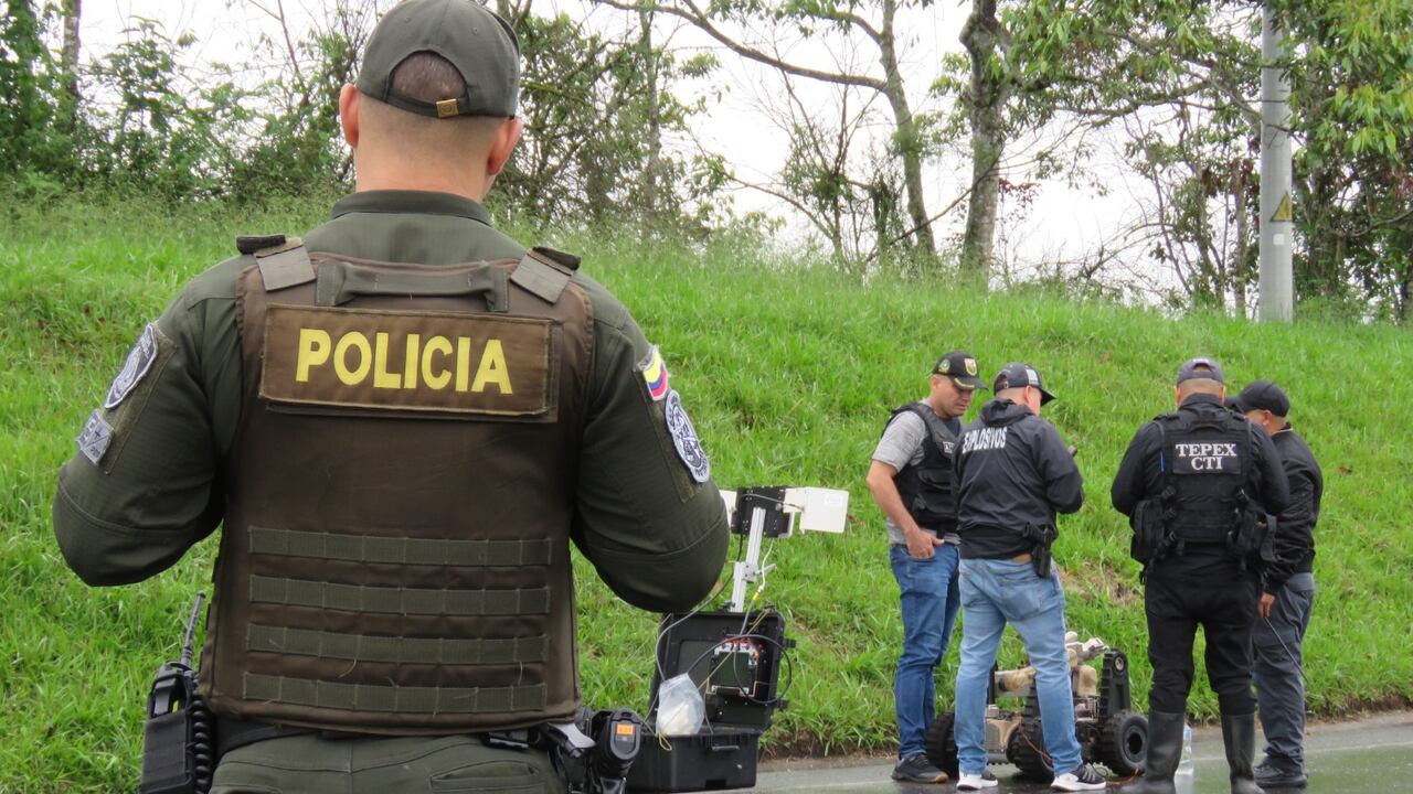 El pasado miércoles 30 de abril, en Popayán, las autoridades ubicaron y desactivaron una carga explosiva que disidentes de las Farc dejaron abandonada a un lado de una pancarta alusiva a este grupo armado al margen de la ley.