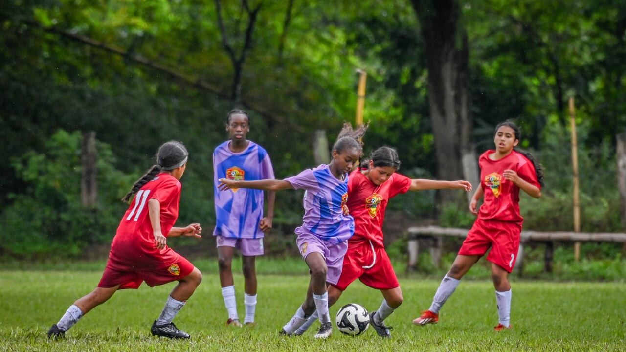 Jugadores de una categoría infantil durante un partido de la Copa Bon Bon Bum, donde también se promueven valores y convivencia.