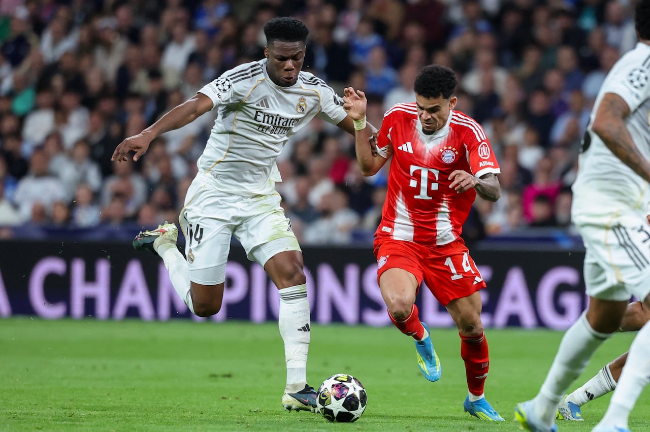 El centrocampista francés del Real Madrid, Aurelien Tchouameni (izq.), disputa el balón con el delantero colombiano del Bayern de Múnich, Luis Díaz (izq.), durante el partido de ida de los cuartos de final de la Liga de Campeones de la UEFA entre el Real Madrid CF y el FC Bayern de Múnich en el estadio Santiago Bernabéu de Madrid, el 7 de abril de 2026. (Foto de Pierre-Philippe MARCOU / AFP)