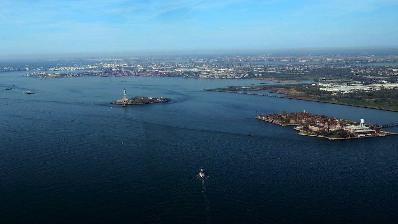 La Estatua de la Libertad y la Isla Ellis se ven desde el hidroavión en Nueva York.