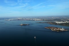 La Estatua de la Libertad y la Isla Ellis se ven desde el hidroavión en Nueva York.