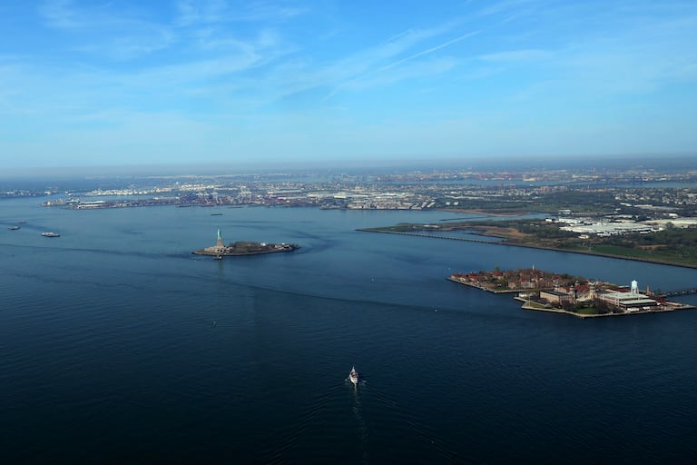 La Estatua de la Libertad y la Isla Ellis se ven desde el hidroavión en Nueva York.