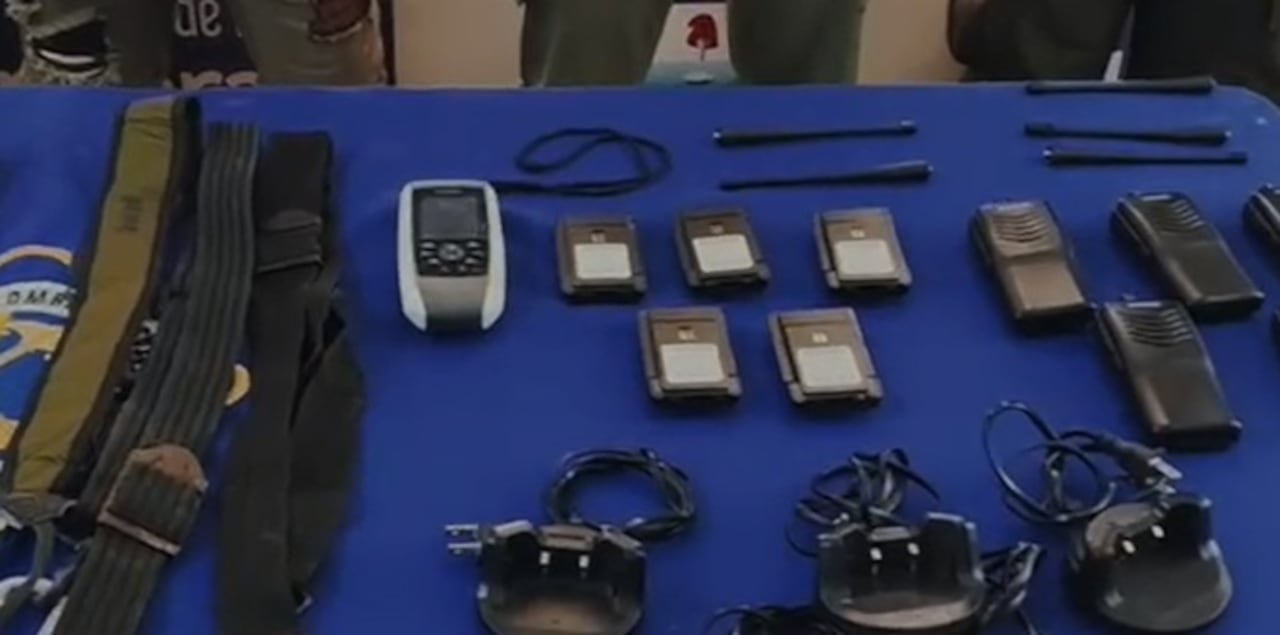 Durante el procedimiento, las autoridades también decomisaron una lancha, un motor fuera de borda, radios de comunicación, celulares y un dispositivo GPS utilizados presuntamente para actividades ilícitas.