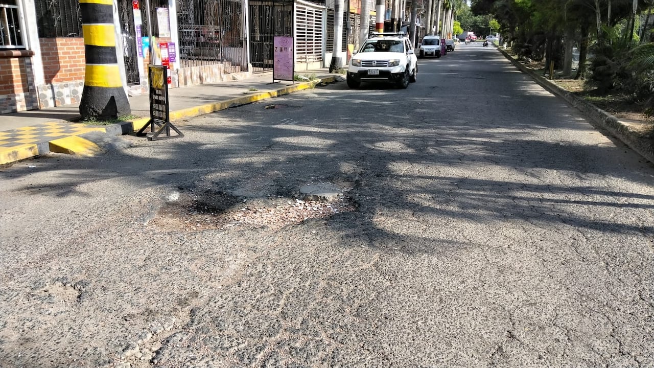 Habitantes del sector denuncian que el tránsito constante de buses y volquetas estaría acelerando el desgaste de la carpeta asfáltica en Valle Grande.