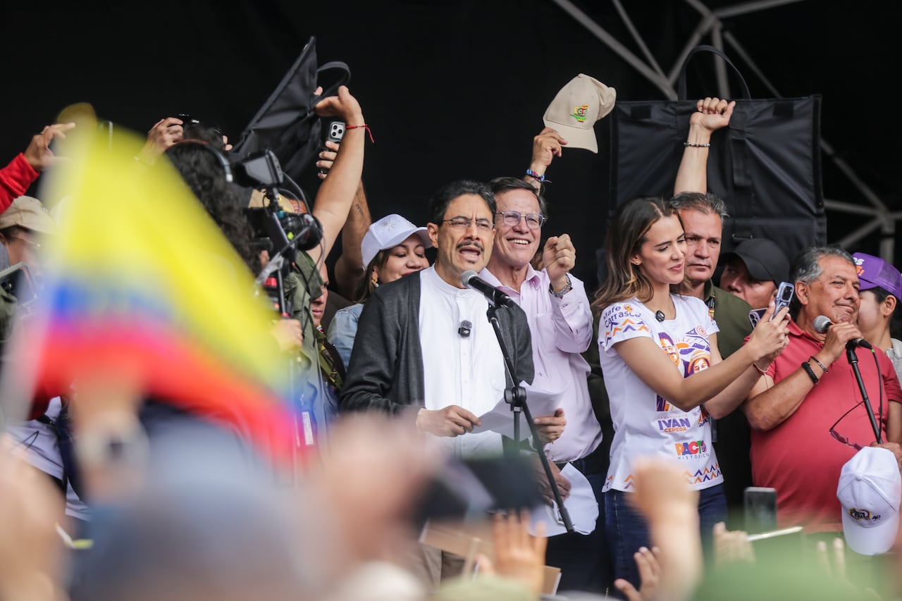 Bogotá. Mayo 01 de 2026.Iván Cepeda Castro ofrece un discurso ante manifestantes reunidos en la Plaza de Bolívar de Bogotá, en el marco de las movilizaciones y marchas por la conmemoración del Día Internacional del Trabajo.(Colprensa - Catalina Olaya).