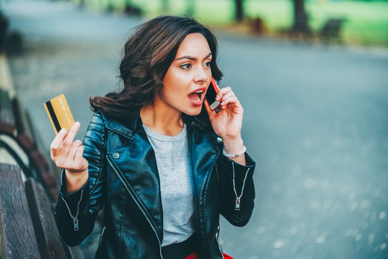 El fraude telefónico relacionado con los bancos es un riesgo real, pero con una actitud de precaución, puedes evitar ser víctima.