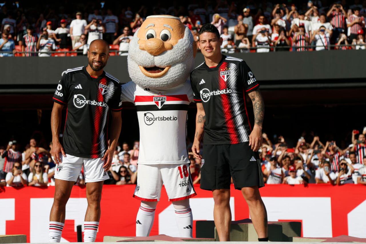SAO PAULO, BRAZIL - AUGUST 06: (L-R) Newly signed players Lucas Moura and James Rodriguez are introduced to the fans before a match between Sao Paulo and Atletico Mineiro as part of Brasileirao Series A 2023 at Morumbi Stadium on August 06, 2023 in Sao Paulo, Brazil. (Photo by Miguel Schincariol/Getty Images)