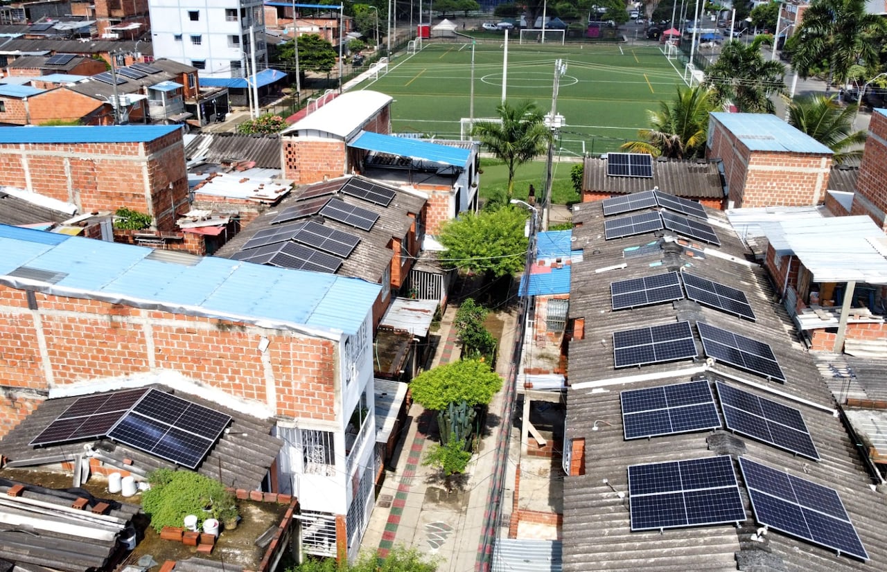 Paneles solares en Llano Verde, instalados por Emcali