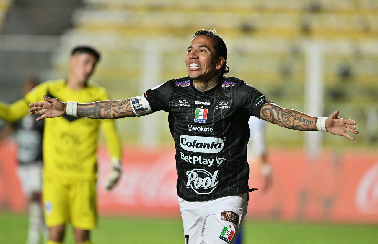 El delantero número 17 del Once Caldas, Dayro Moreno, celebra tras anotar durante el partido de la fase de grupos de la Copa Sudamericana entre el GV de San José de Bolivia y el Once Caldas de Colombia en el estadio Hernando Siles de La Paz, el 22 de abril de 2025. (Foto de AIZAR RALDES / AFP)
