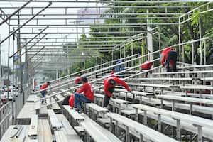 Se registra un monumental trancón en la Autopista Suroriental, pues ya comenzó la instalación de las graderías de la Feria de Cali, entre las Calles 32 y 39.