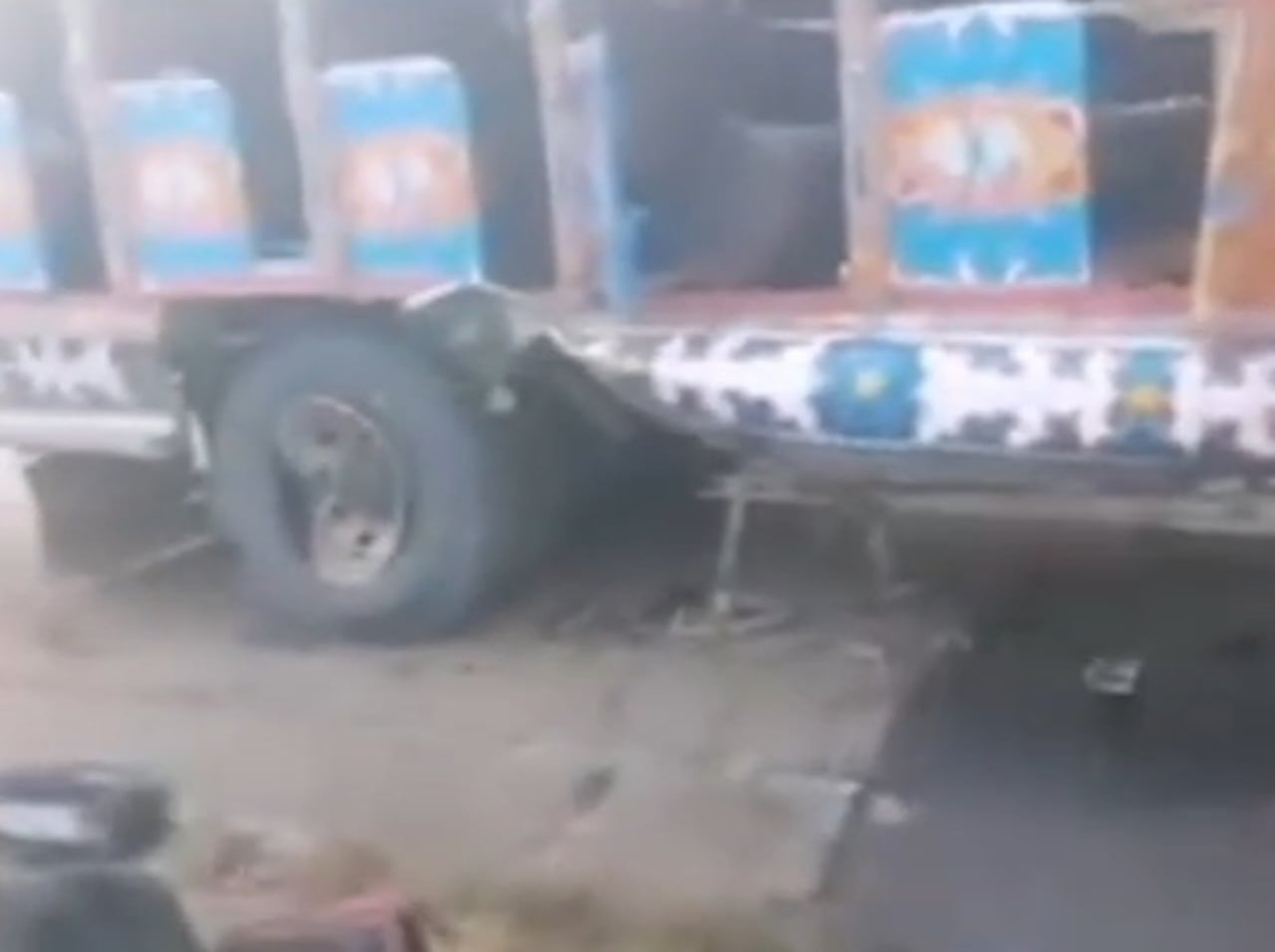 Este vehícuo tipo chiva resultó averiado en este atentado, atribuido por las autoridades a las disidencias de las Farc.