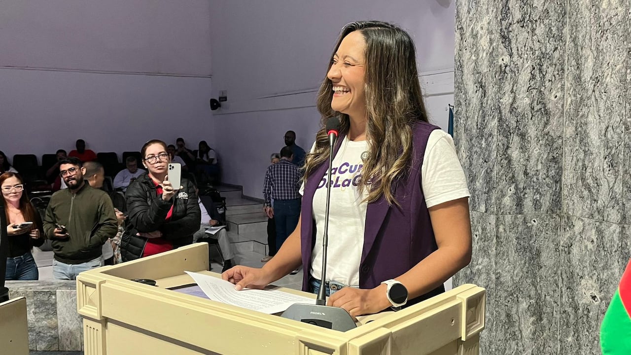 La concejal Ana Erazo renunció y criticó al alcalde Alejandro Eder.