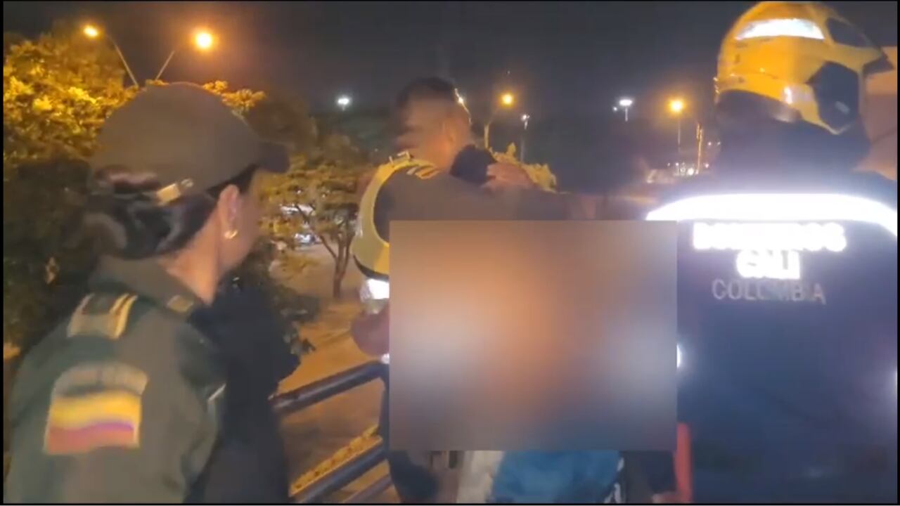 Las autoridades asistieron al hombre cuando decidió bajar.