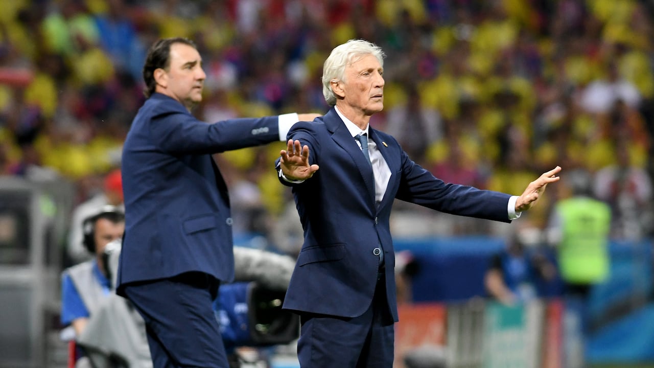 José Pékerman (der.) dirige un partido de la Selección Colombia en el Mundial de Rusia 2018, junto a Néstor Lorenzo.