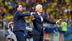 José Pékerman (der.) dirige un partido de la Selección Colombia en el Mundial de Rusia 2018, junto a Néstor Lorenzo.
