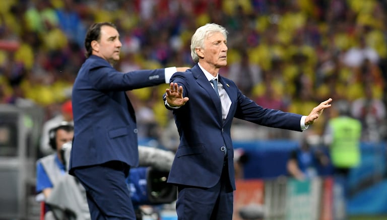 José Pékerman (der.) dirige un partido de la Selección Colombia en el Mundial de Rusia 2018, junto a Néstor Lorenzo.
