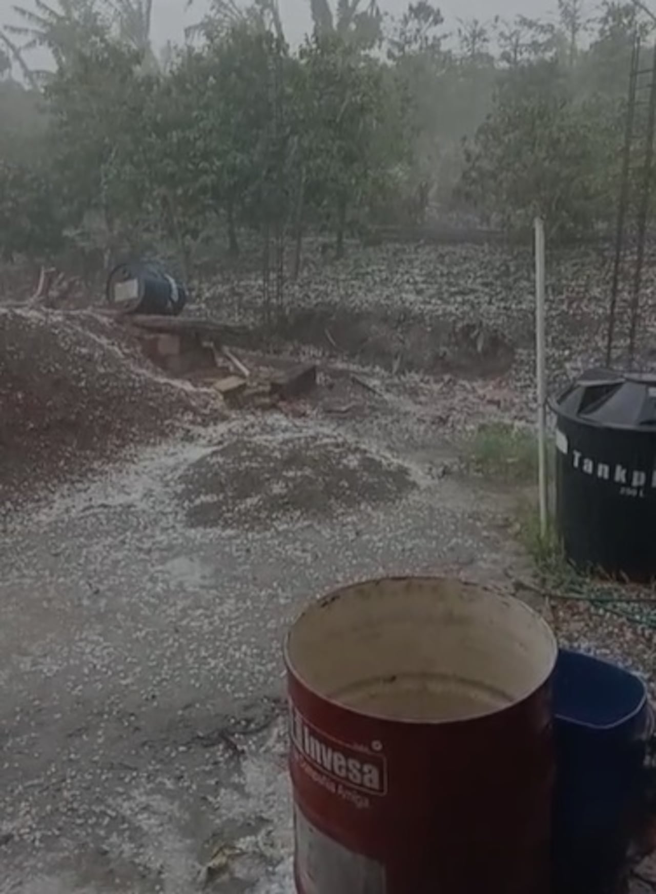Conductores y pasajeros reportaron la presencia de numerosas capas de granizo a los costados de la vía, generando una inusual escena en este sector del Cauca.
