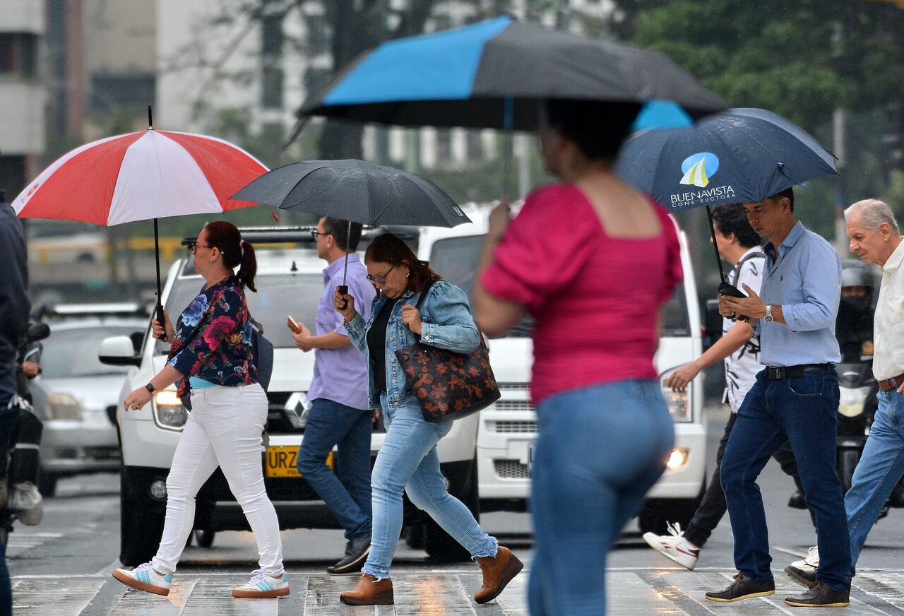 Según los pronósticos del tiempo, se espera un promedio de 15 a 22 días de lluvia en Cali, así que el uso del paraguas es fundamental. Foto Jorge Orozco / El País.
