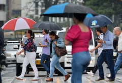 Según los pronósticos del tiempo, se espera un promedio de 15 a 22 días de lluvia en Cali, así que el uso del paraguas es fundamental. Foto Jorge Orozco / El País.