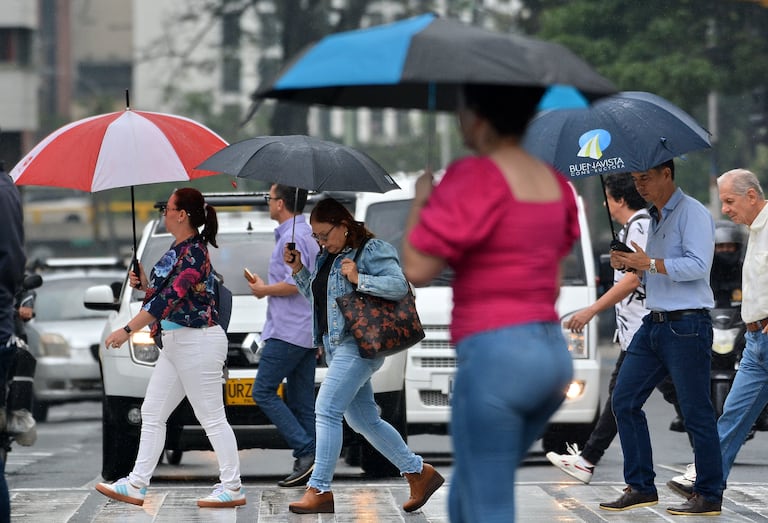 Según los pronósticos del tiempo, se espera un promedio de 15 a 22 días de lluvia en Cali, así que el uso del paraguas es fundamental. Foto Jorge Orozco / El País.